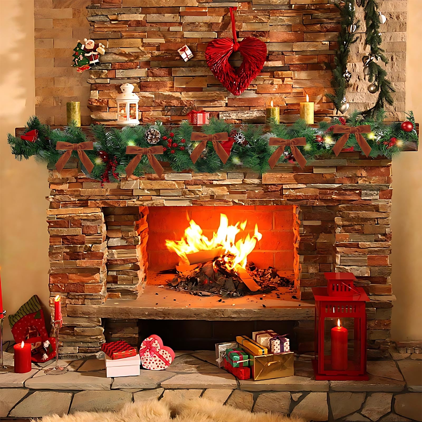 Ein geschmückter Kamin mit brennendem Feuer, Ornamenten, Geschenken und einer roten Laterne. Weihnachten.