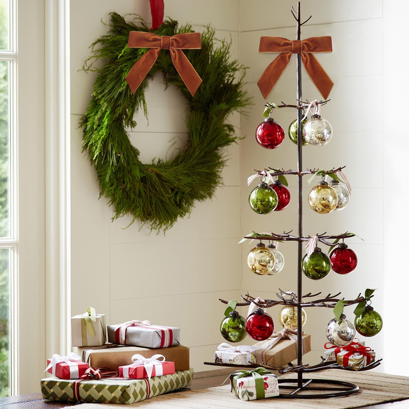 Eine Weihnachtsszene mit Ornamenten, Geschenken und einem Kranz. Farben sind Grün, Rot, Gold und Braun.