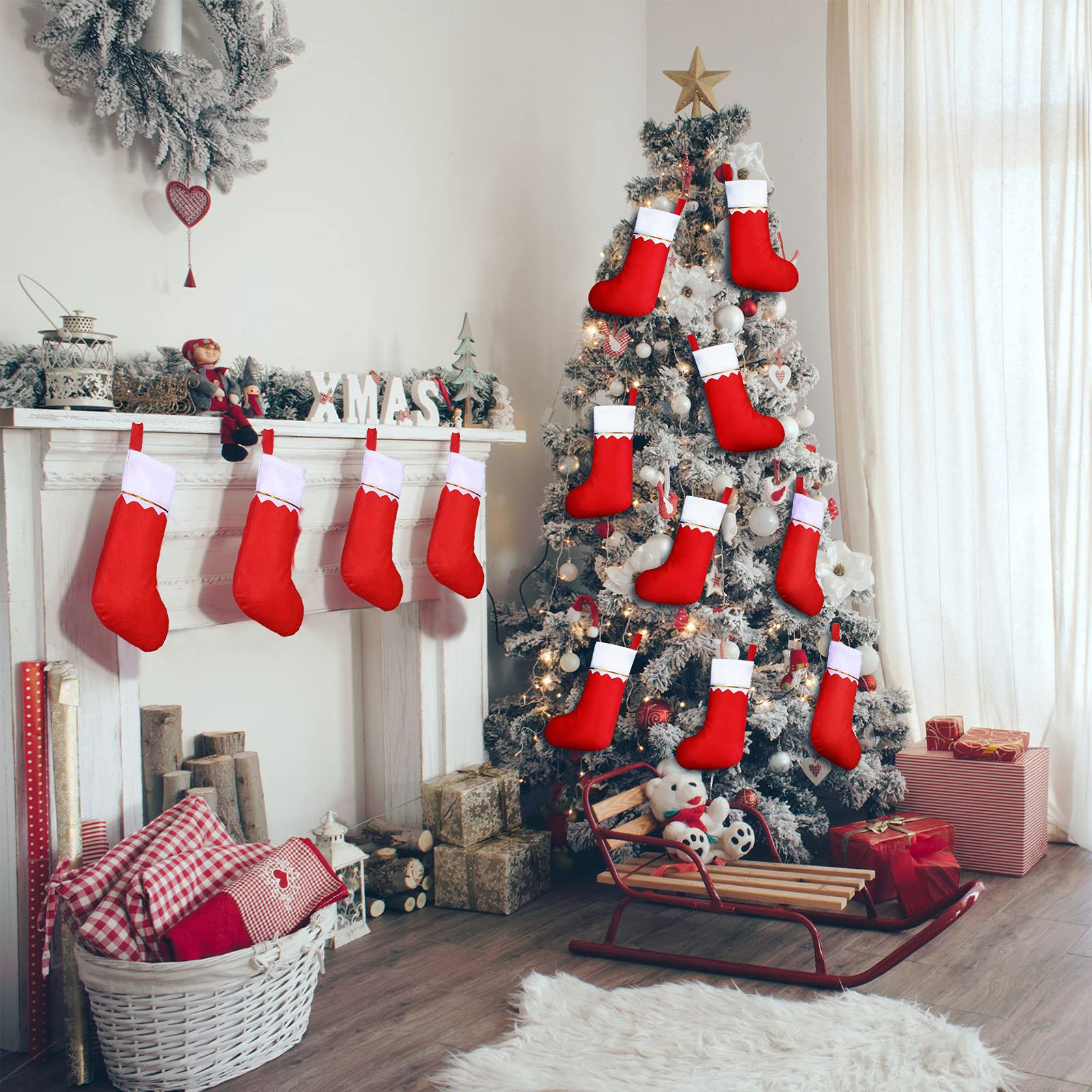 Eine dekorierte Weihnachtsszene mit Baum, Strümpfen, Geschenken, einem Schlitten und einem Kamin.