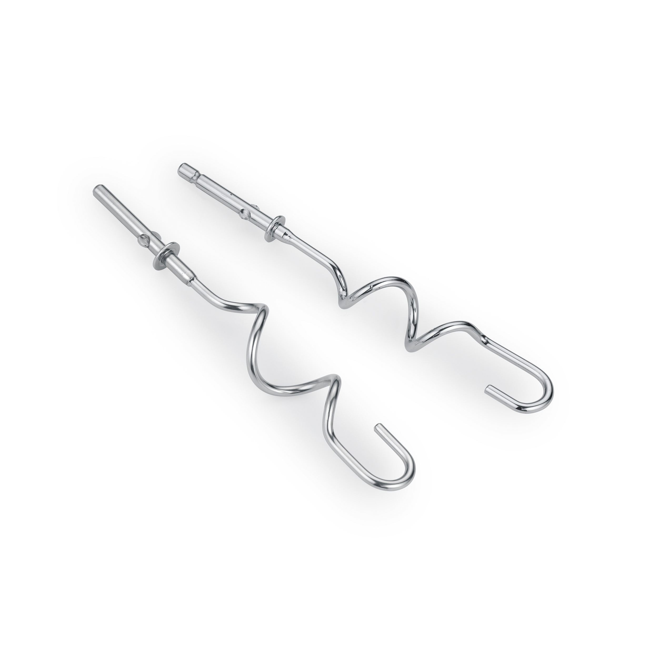 Due accessori metallici per mixer. Hanno un design a spirale che termina a forma di gancio. Sfondo bianco.