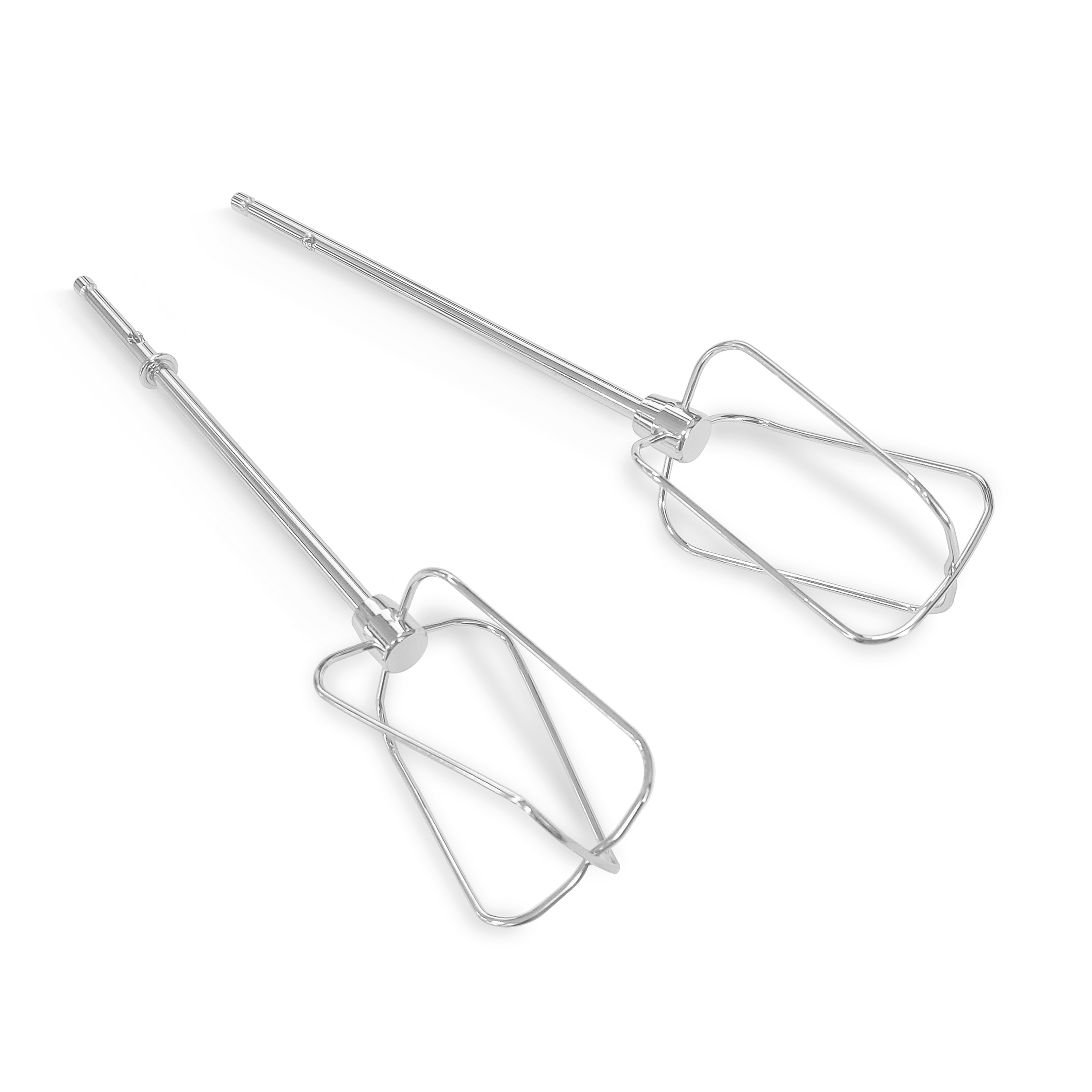 Due accessori per mixer metallici su una superficie bianca. Hanno un manico e una frusta.