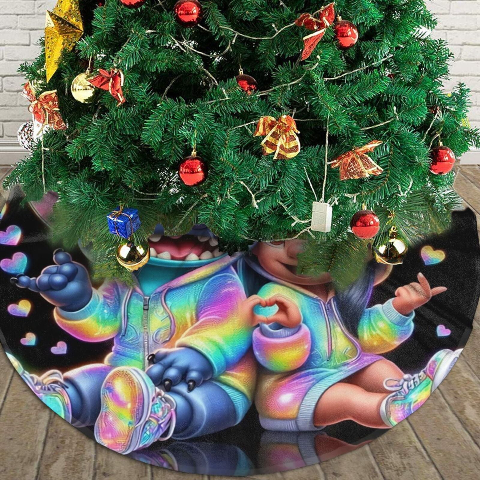 Ein Weihnachtsbaumrock mit zwei Zeichentrickfiguren in Regenbogenjacken, mit einem Baum, der mit Ornamenten geschmückt ist.