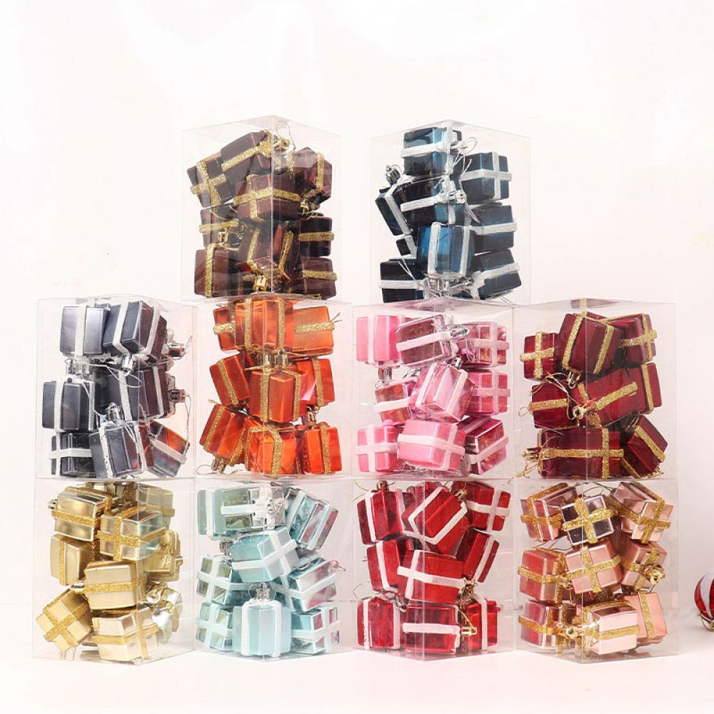 Neun transparente Boxen voller kleiner, bunter Geschenkornamente. Zu den Farben gehören Gold, Blau, Rot, Rosa und Orange.