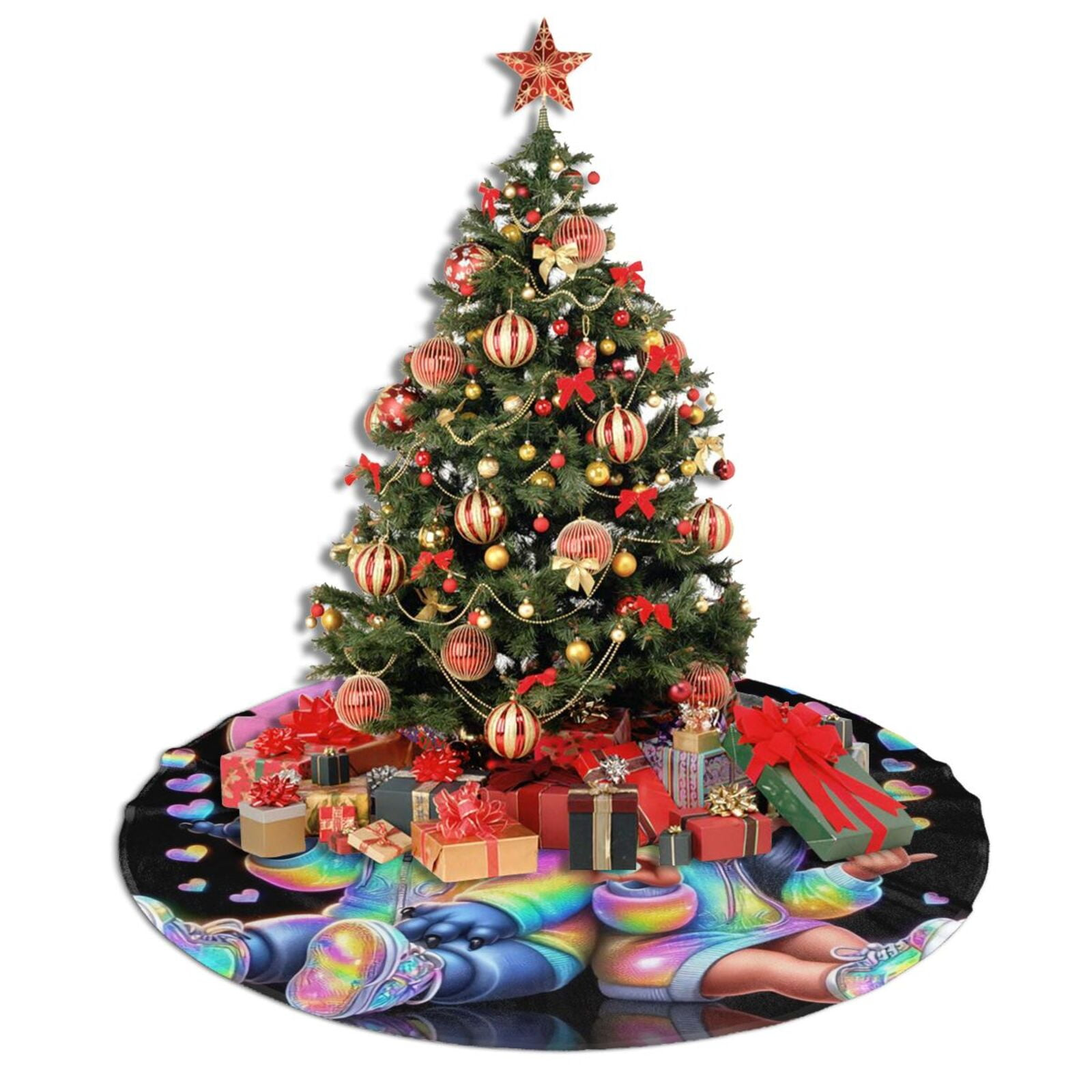 Ein geschmückter Weihnachtsbaum mit Geschenken darunter. Ein Stern ziert die Spitze. Der Baumrock zeigt eine bunte Figur.