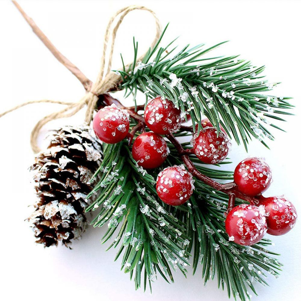 Ein Zweig grüner Kiefernnadeln mit roten Beeren und einem Tannenzapfen, mit Bindfaden gebunden, leicht mit weißem Frost bestäubt.