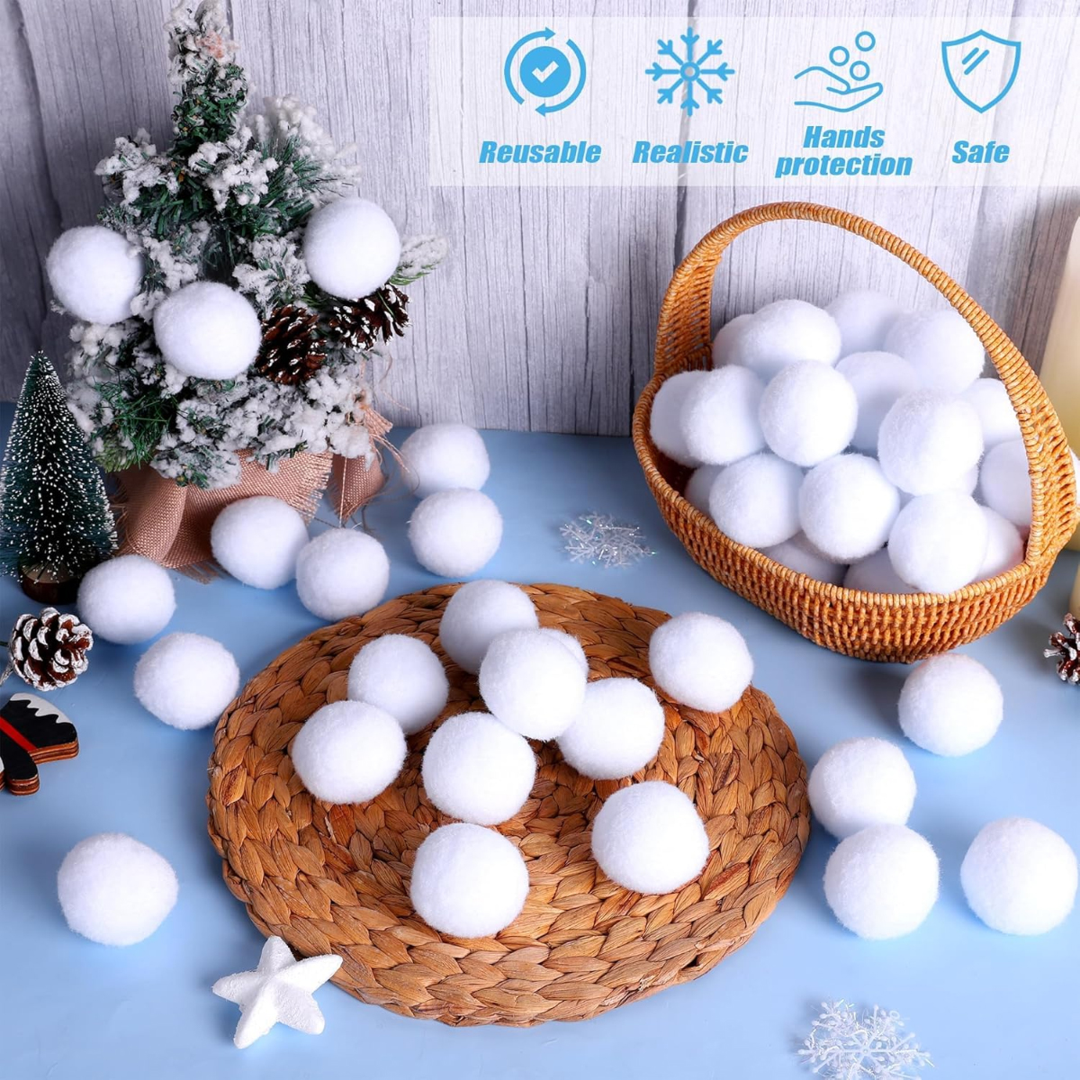 Weiße Schneebälle liegen neben einem kleinen Weihnachtsbaum, einem Korb und einer gewebten Matte auf hellblauem Untergrund.
