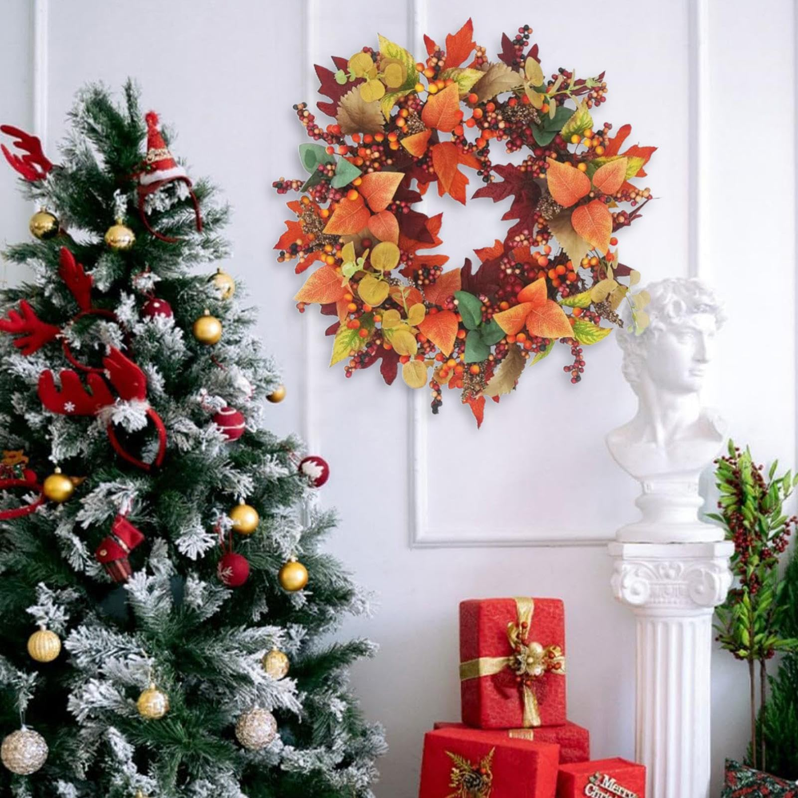 Weihnachtsszene. Baum, Kranz und Geschenke sind vorhanden. Statue und grüne Pflanzen sind ebenfalls in der Szene.