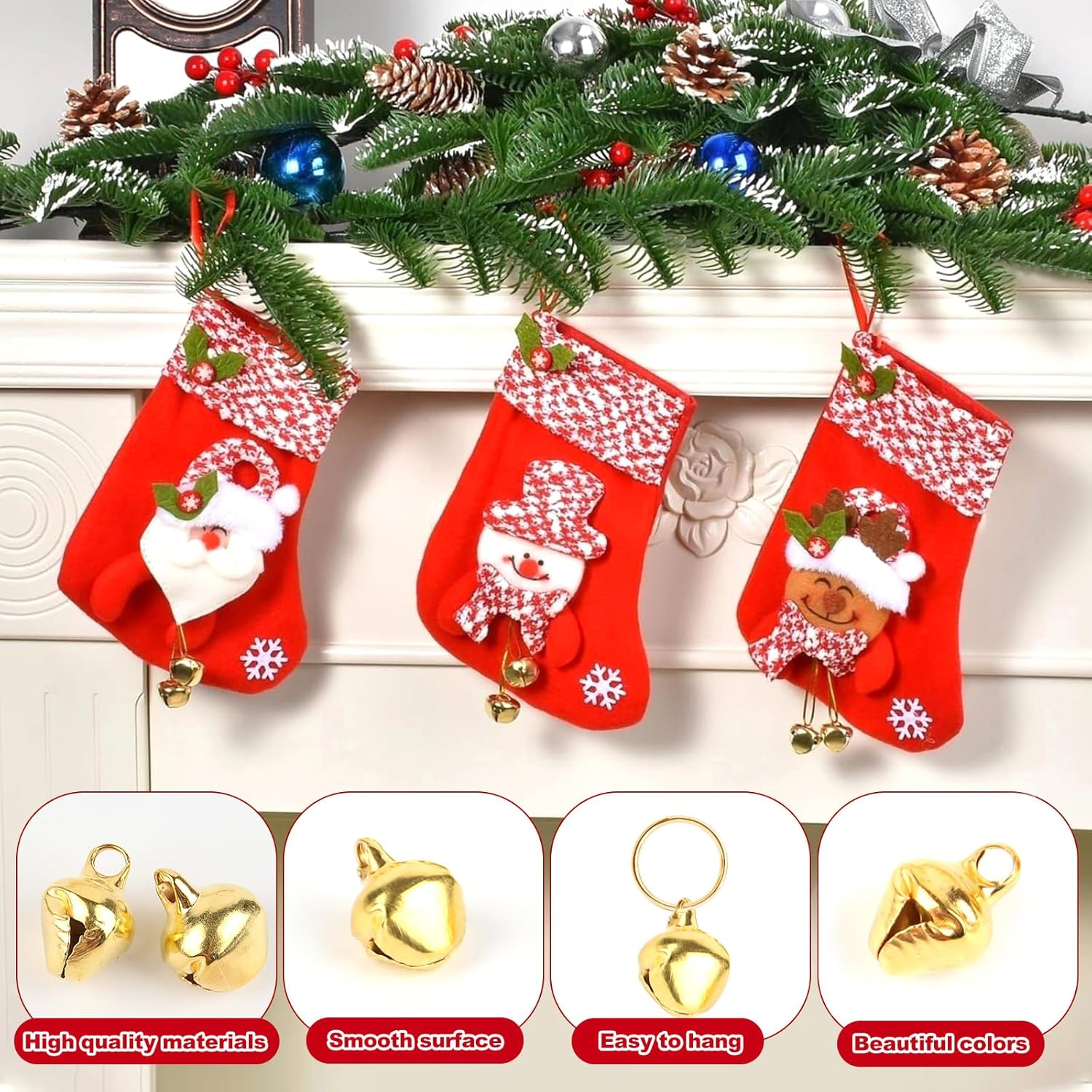 Drei rote Weihnachtsstrümpfe mit Santa- und Schneemann-Designs hängen über goldenen Glocken.