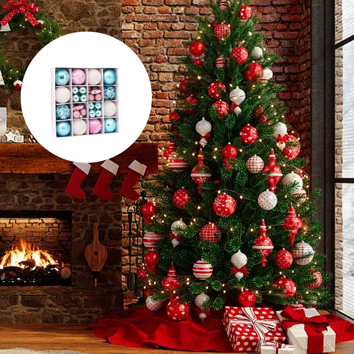 Ein geschmückter Weihnachtsbaum mit roten und weißen Ornamenten. Ein Kamin mit Feuer und Strümpfen, sowie eine Schachtel mit Ornamenten.