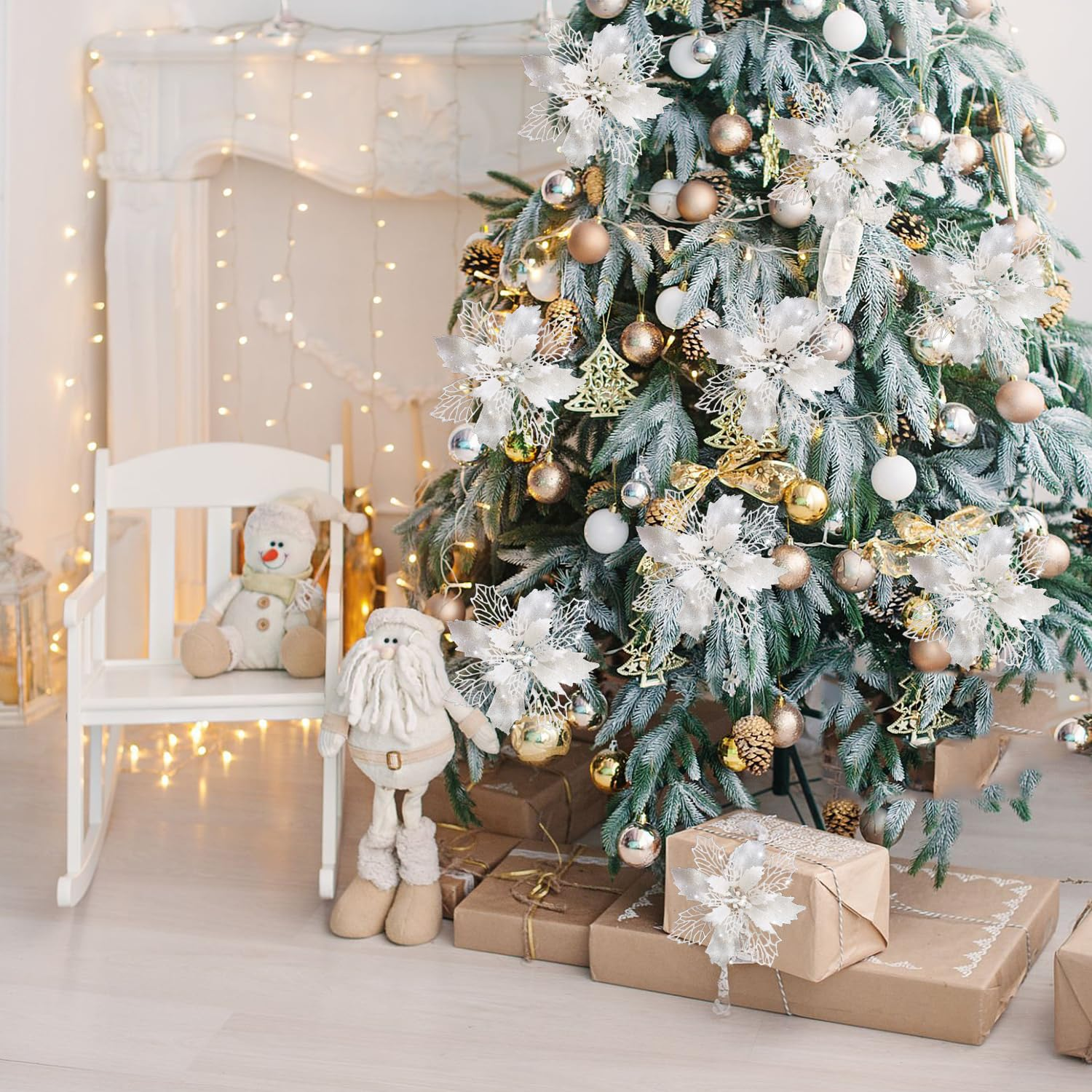 Weihnachtsbaum mit Ornamenten, Geschenke darunter. Ein Schneemann und eine Weihnachtsmannpuppe sitzen neben einem weißen Schaukelstuhl.