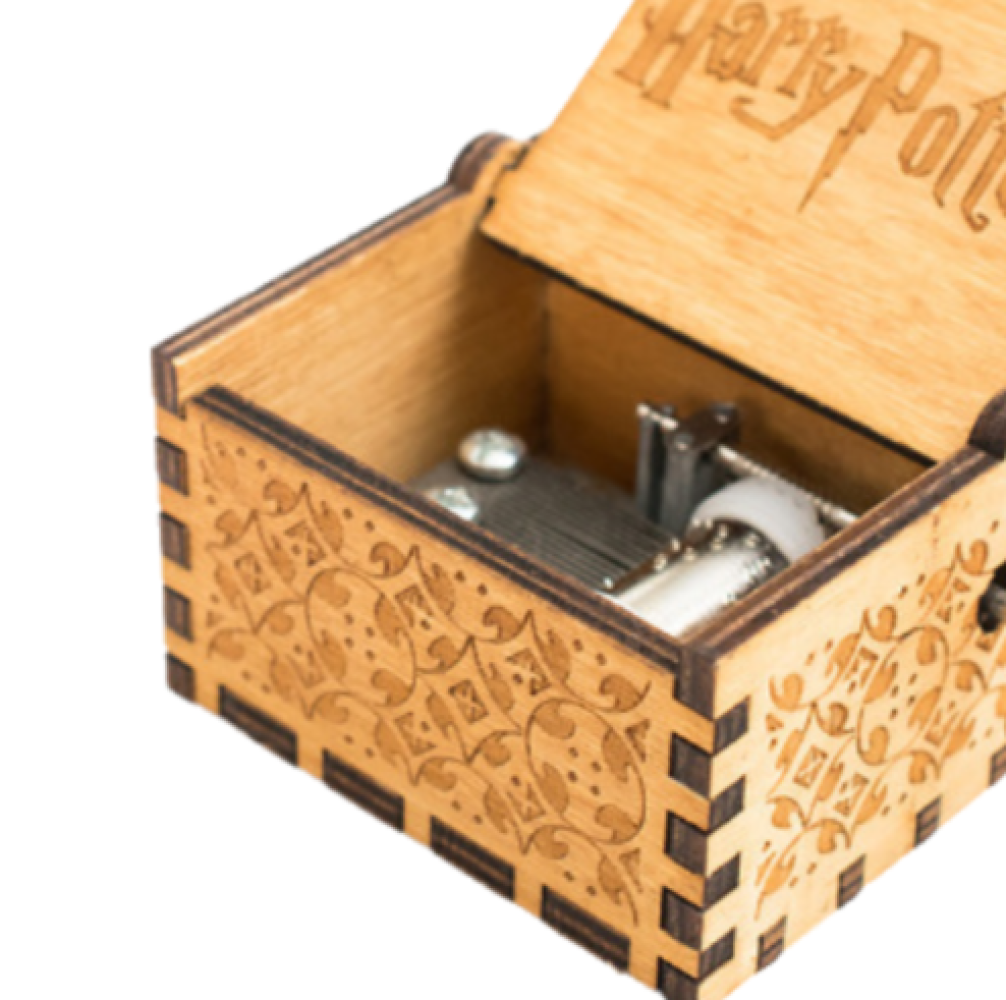 Hölzerne Harry Potter Spieluhr. Sie hat einen offenen Deckel mit dem eingravierten Text 'Harry Potter'. Die Box hat eingravierte Muster.