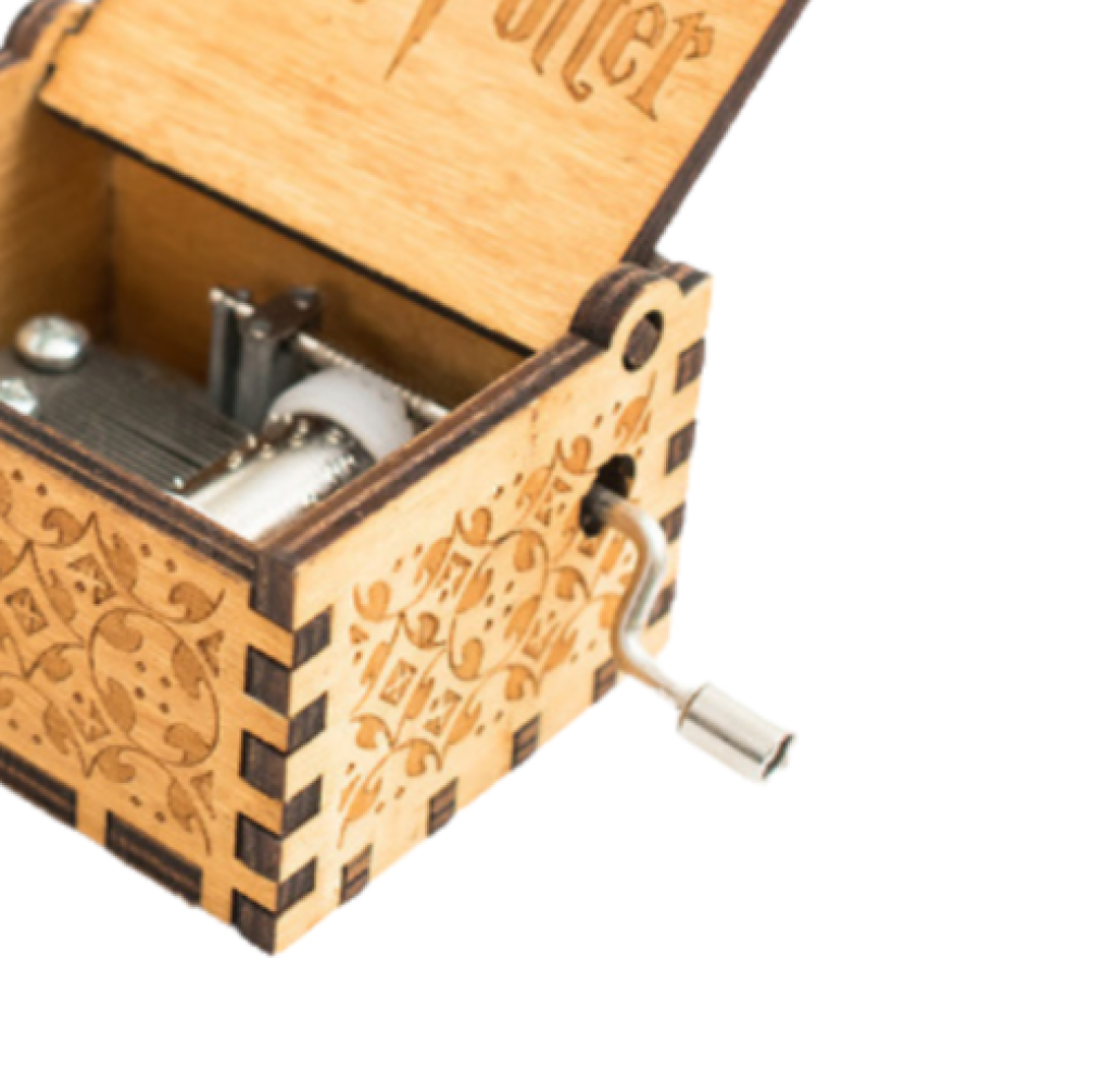 Holzspieldose mit offenem Deckel. Auf der Schachtel sind filigrane Blumenmuster eingeätzt. Auf der rechten Seite befindet sich eine silberne Kurbel.