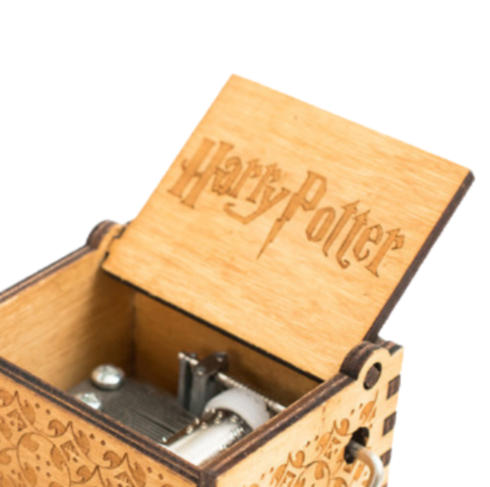 Eine hölzerne Spieluhr mit dem Harry-Potter-Logo auf dem Deckel. Die Box ist geöffnet und zeigt den inneren Mechanismus.