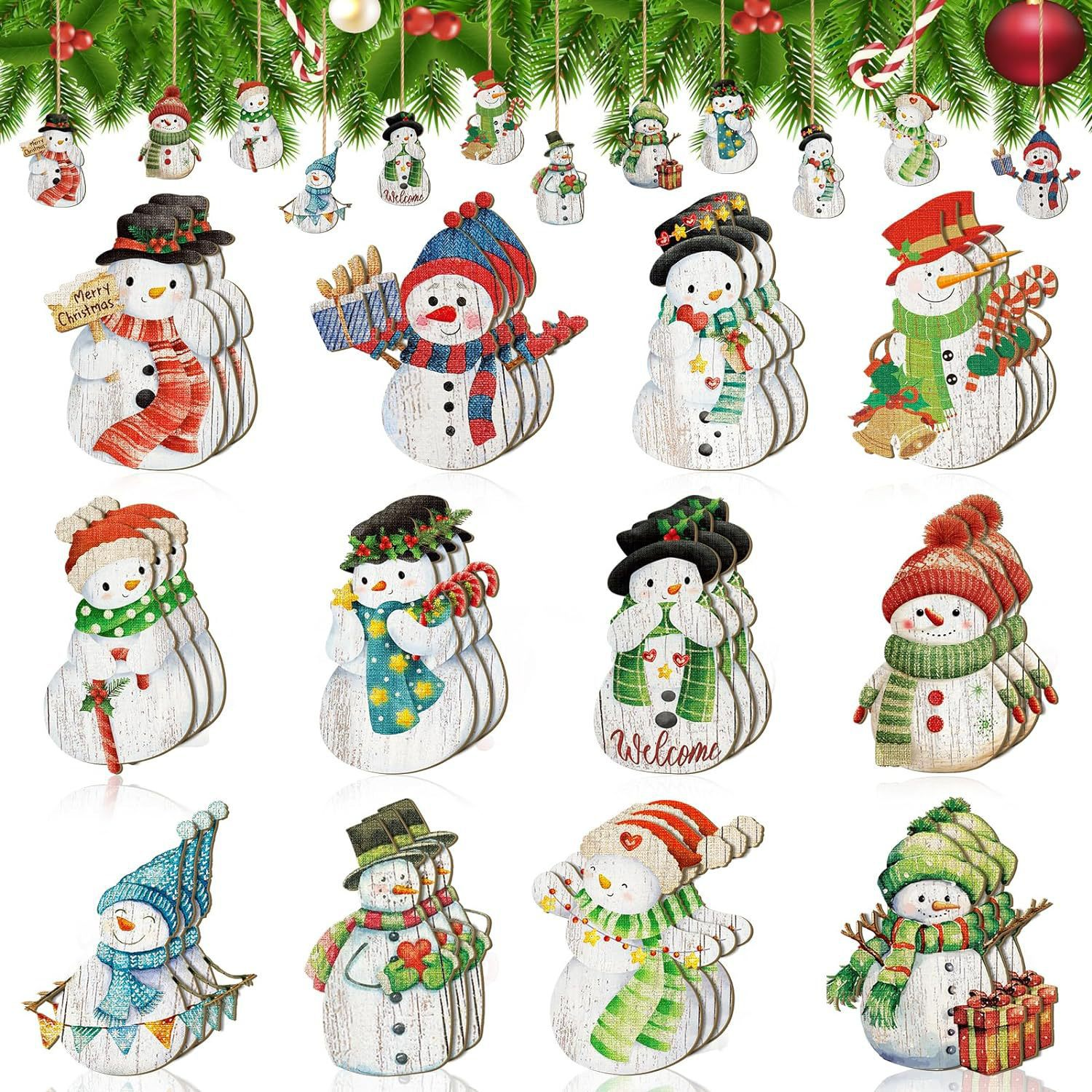 Holz-Schneemann-Ornamente mit verschiedenen Hüten, Schals und Accessoires, angeordnet unter Weihnachtsdekorationen.