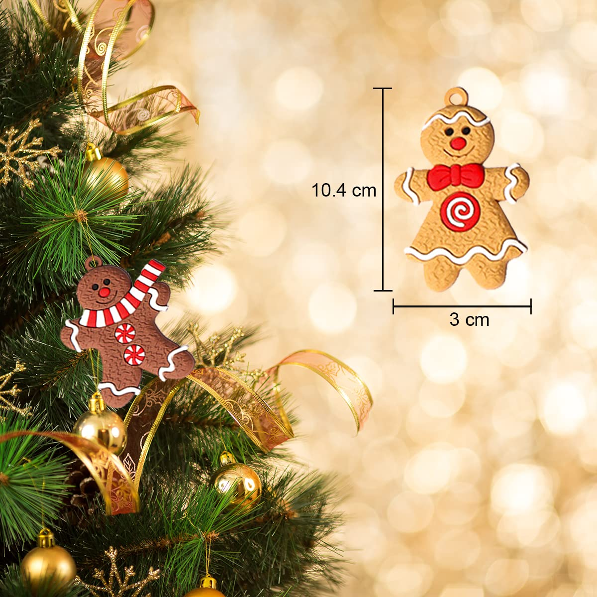 Lebkuchenmann-Ornament an einem Weihnachtsbaum. Ein weiterer Lebkuchenmann ist ebenfalls am Baum. Goldener Hintergrund.