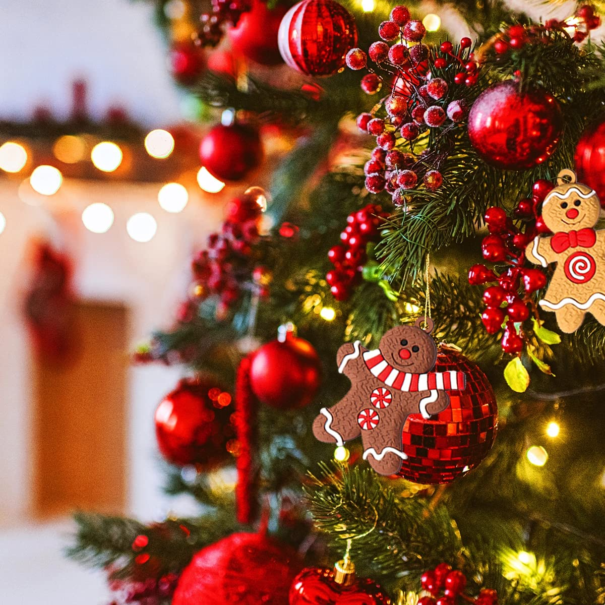 Ein geschmückter Weihnachtsbaum mit roten Ornamenten und Lebkuchenmann-Dekorationen. Lichter funkeln im Hintergrund.