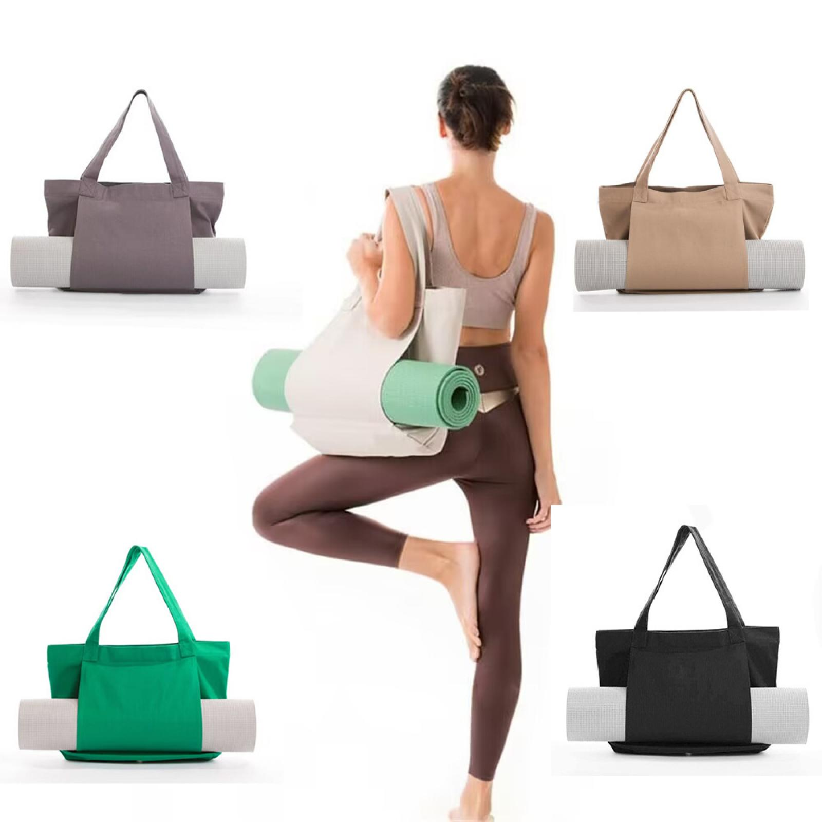 Frau in Yoga-Pose, hält eine Tasche mit einer Yogamatte. Mehrere Taschen und Matten in verschiedenen Farben sind zu sehen.