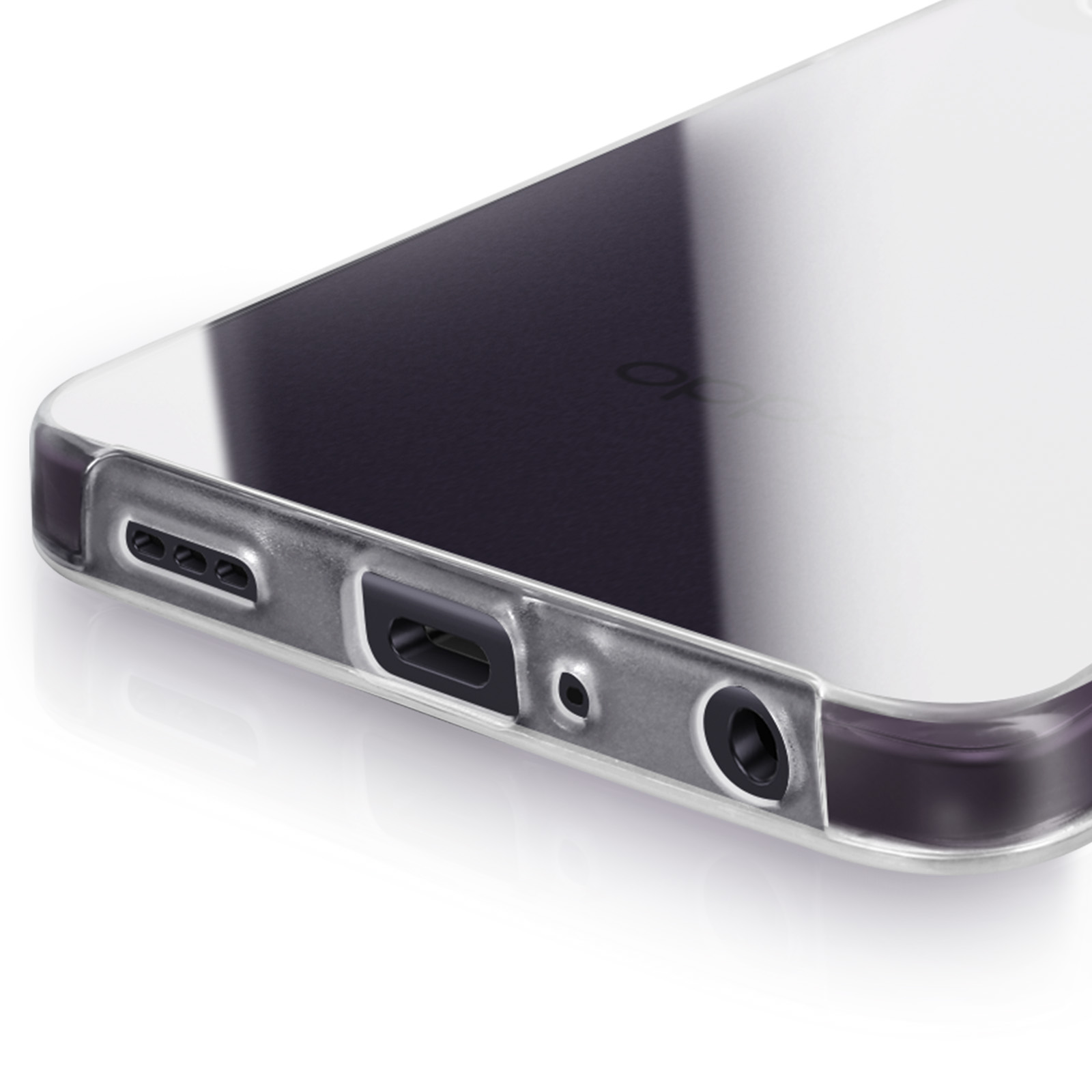 Gros plan du bord inférieur d'un téléphone, montrant les ports et un étui transparent. Le téléphone a un écran sombre.
