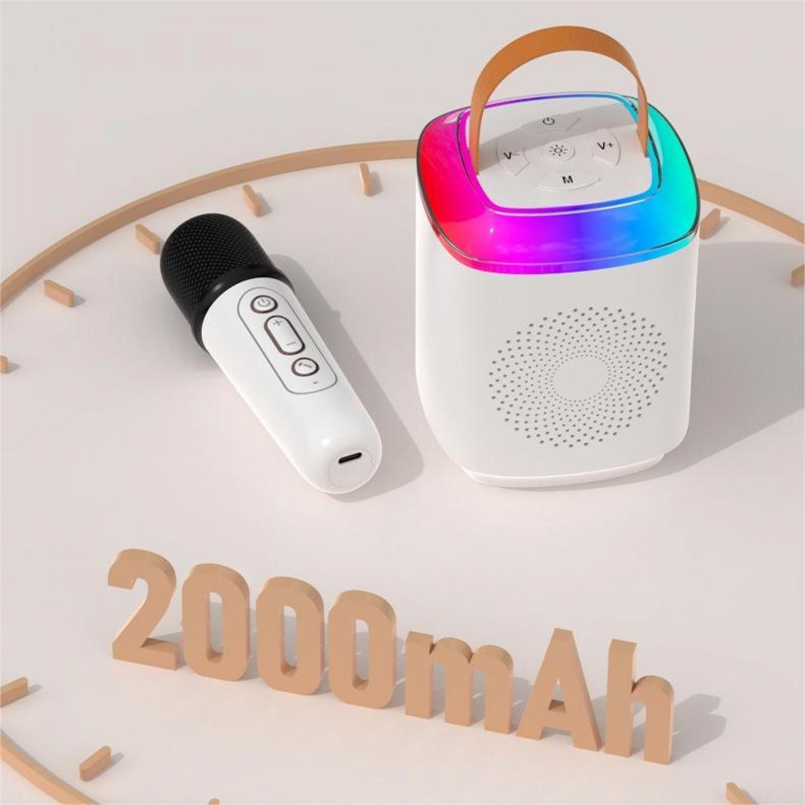 Ein weißer Lautsprecher mit Griff und Mikrofon. Der Lautsprecher hat bunte Lichter. Der Text '2000mAh' steht unten.