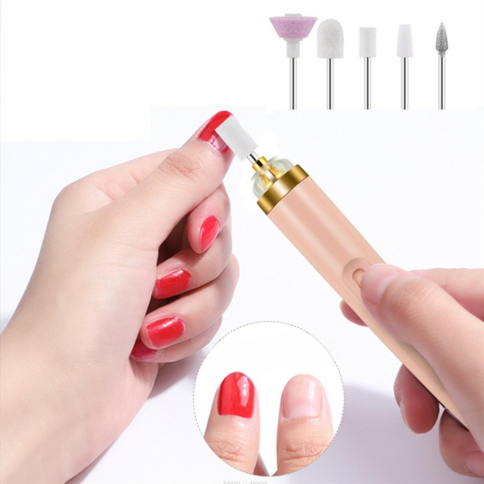 Eine Hand benutzt eine elektrische Nagelfeile auf einem roten Nagel. Verschiedene Feilenköpfe sind oben. Eine Nahaufnahme der Nägel ist unten.