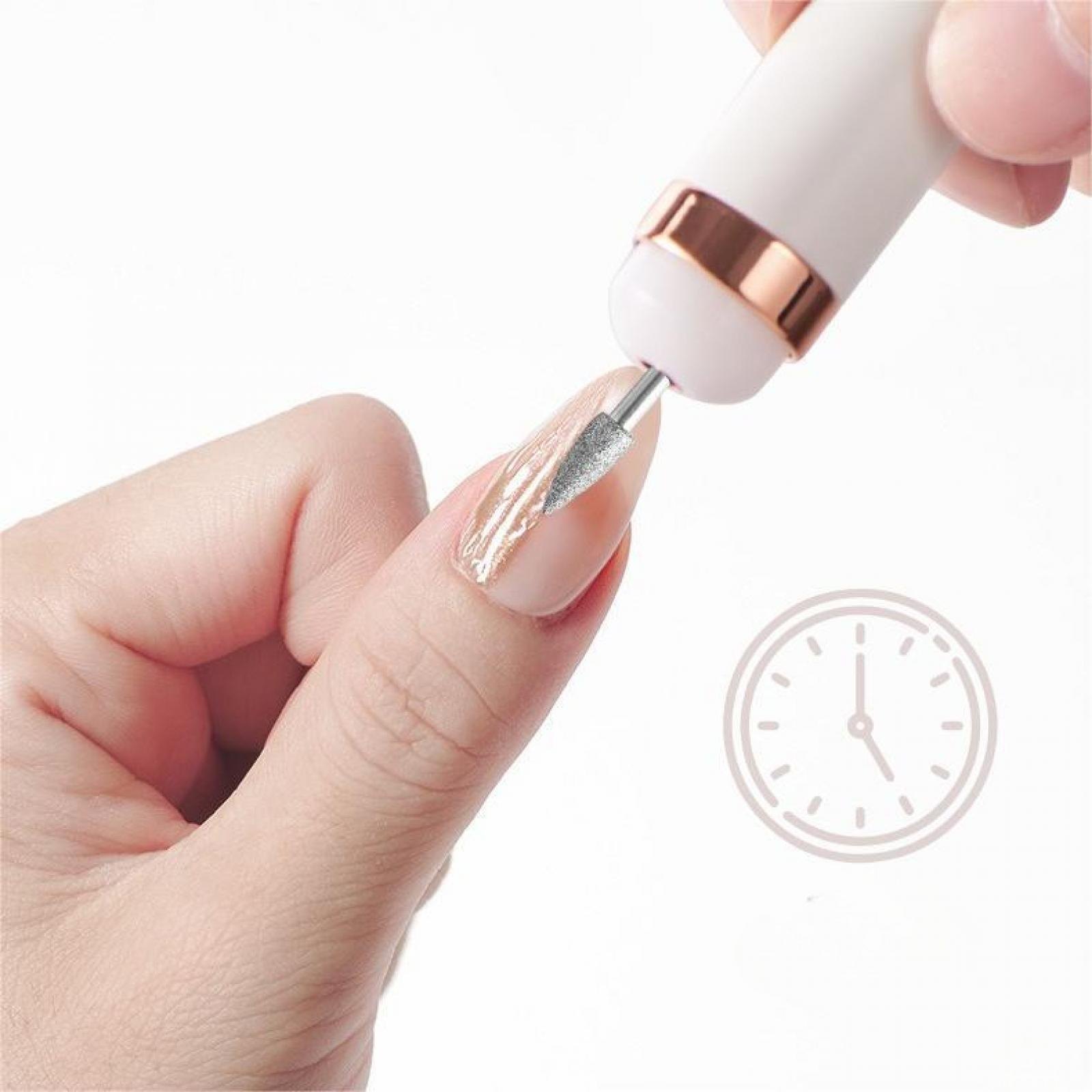 Eine Hand, die einen Nagelbohrer auf einem manikürten Nagel verwendet. Der Bohrer ist weiß mit roségoldenen Akzenten.