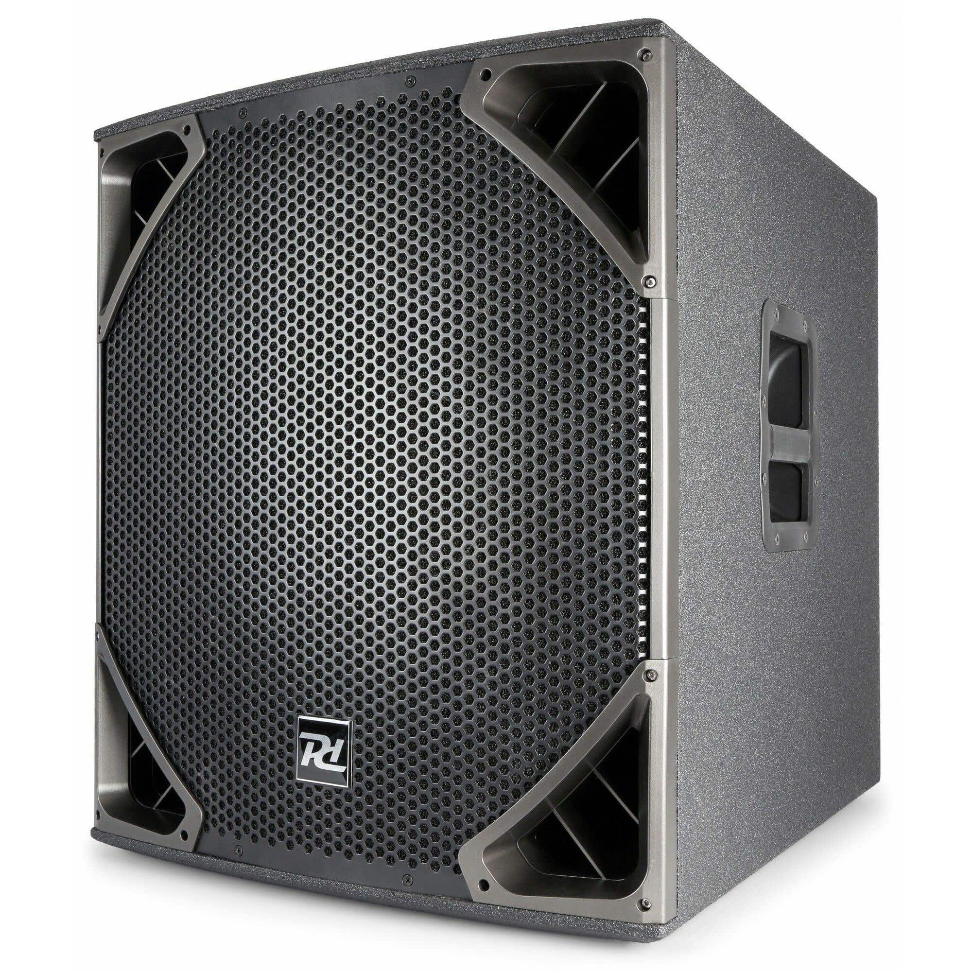 Un altavoz gris con una rejilla metálica frontal. Tiene un asa lateral y un logotipo en la esquina inferior izquierda.
