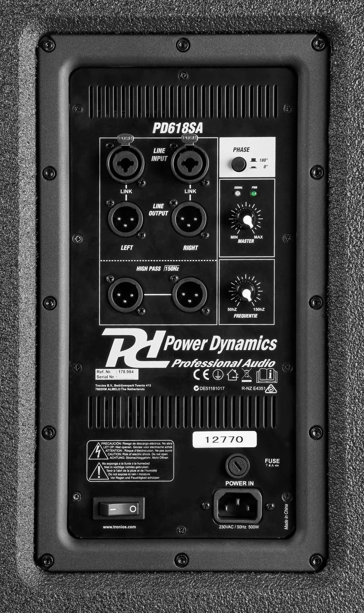 Panel negro de amplificador de audio con entradas, salidas y controles. Logotipo Power Dynamics, conectores y etiquetas de advertencia.