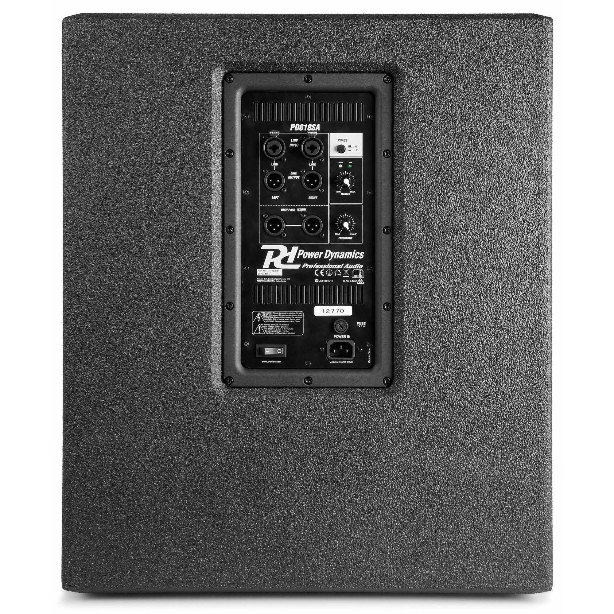 Altavoz negro con panel de control que muestra entradas, salidas y configuraciones de energía. La marca es Power Dynamics.