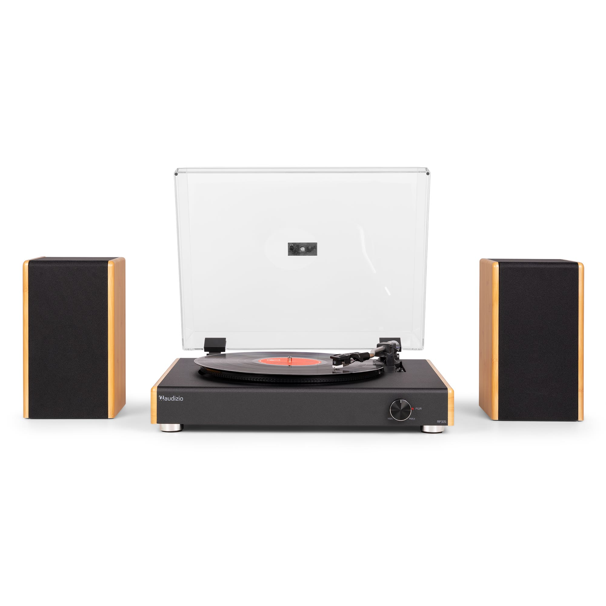 Un tocadiscos con dos altavoces. El tocadiscos es negro con una cubierta transparente, y los altavoces son de color madera con frentes negros.