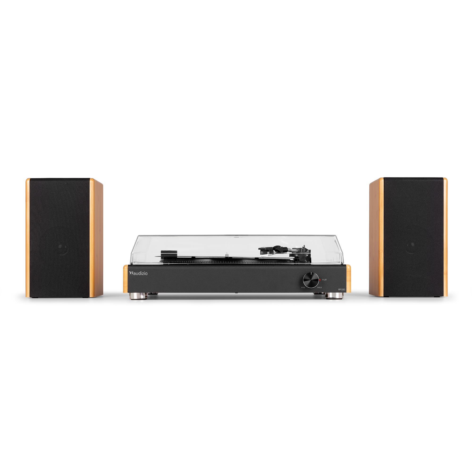 Tocadiscos con dos altavoces. El tocadiscos es negro, los altavoces son negros y de madera. Fondo blanco.