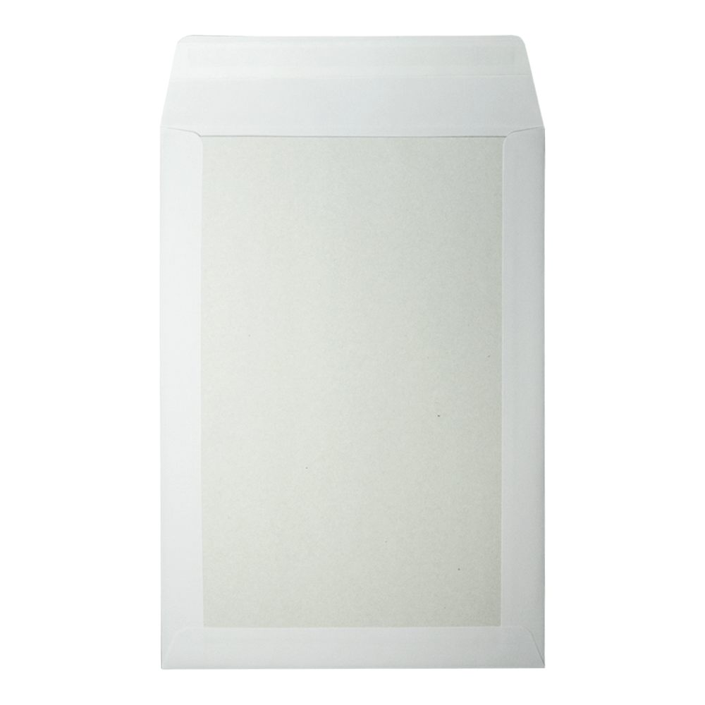 Witte envelop open op witte achtergrond. De binnenkant is lichtbeige.