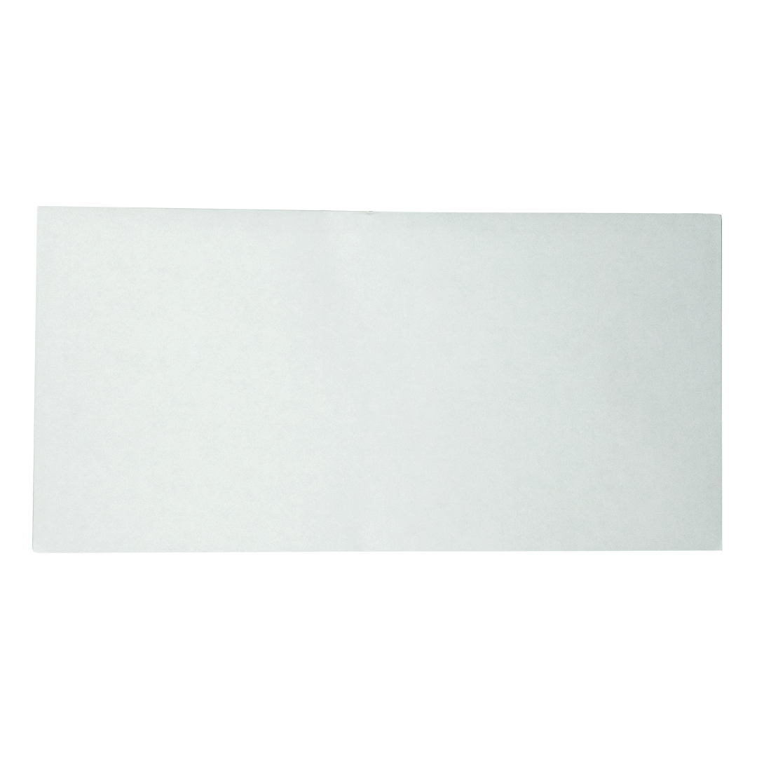 Een rechthoekig, lichtgekleurd oppervlak, mogelijk papier of een vergelijkbaar materiaal, tegen een witte achtergrond.