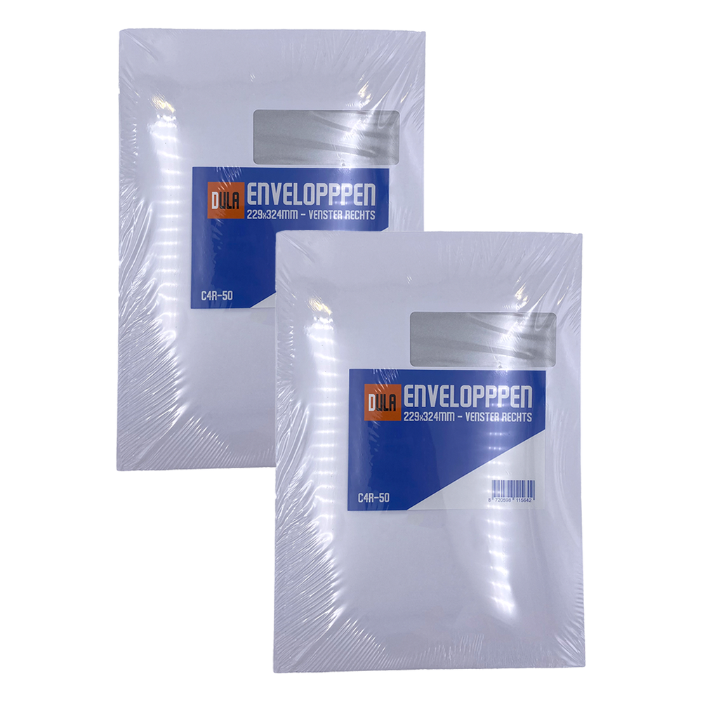 Twee pakken witte enveloppen met blauw-witte labels. De labels zeggen 'ENVELOPPPEN' en 'C4R-50'.