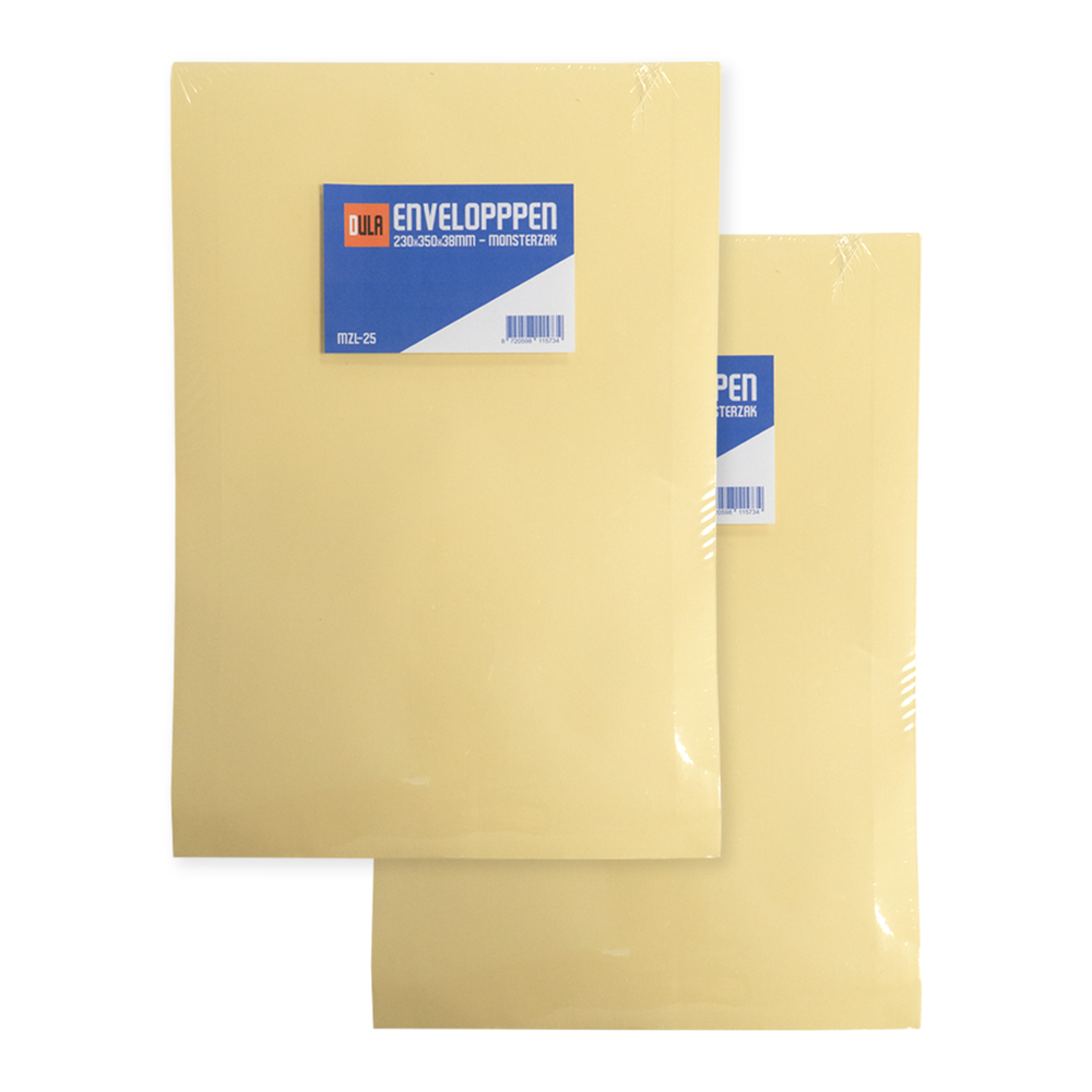 Twee pakken beige enveloppen op een wit oppervlak. Elk pak heeft een blauw-wit label met tekst en een barcode.