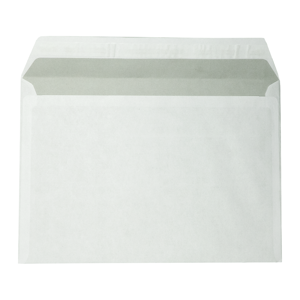 Een witte envelop is open, met een grijze binnenkant. De envelop ligt plat op een witte achtergrond.