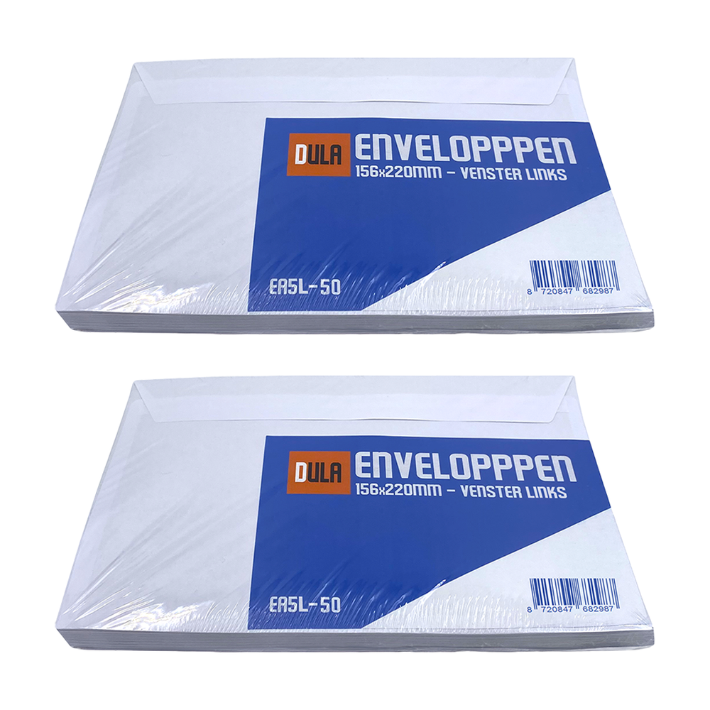 Twee stapels witte enveloppen, verpakt in plastic. Elk pakket heeft een blauw label met witte tekst, waaronder 'DULA ENVELOPPPEN'.