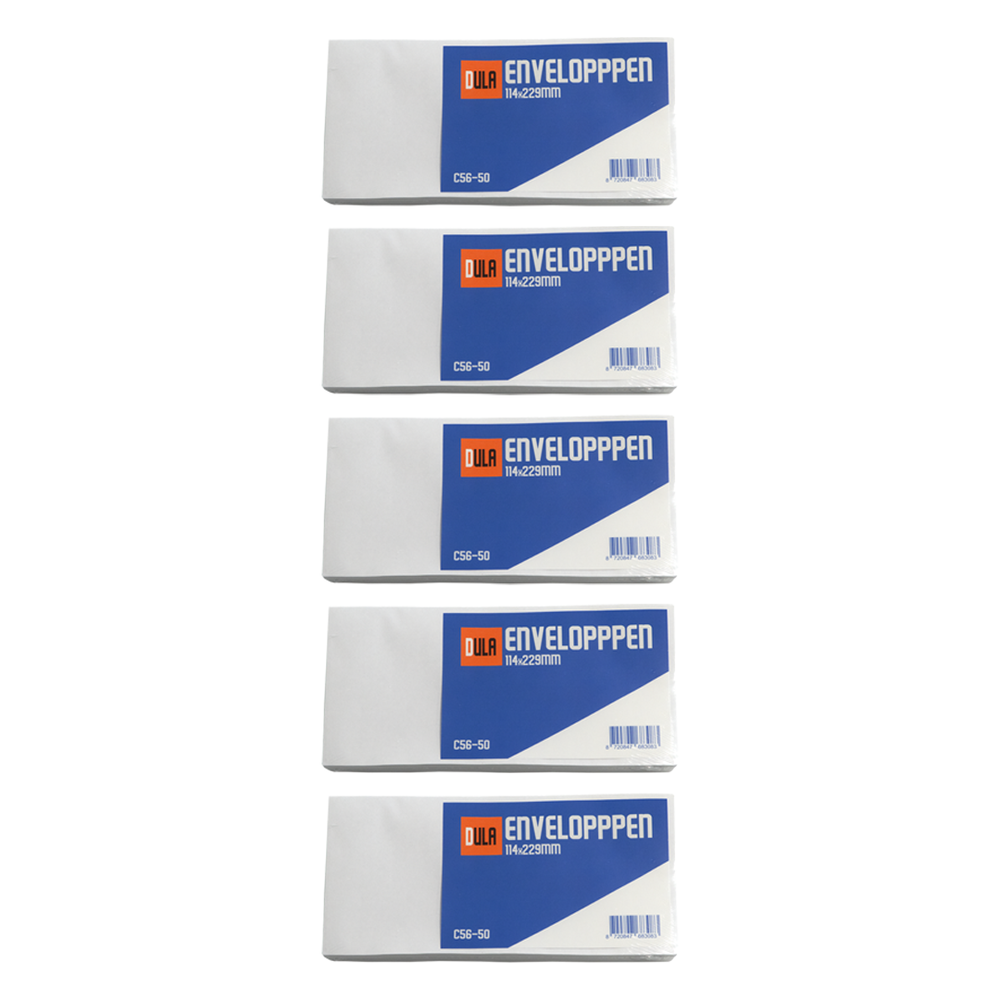 Vijf stapels witte enveloppen, elk met 'DULA ENVELOPPPEN'. Elke envelop heeft een blauw label en een barcode.