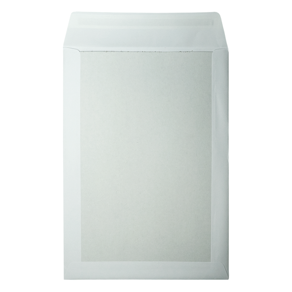Een witte envelop gecentreerd op een witte achtergrond. Rechthoekig met een flap bovenaan. Het papier heeft een licht getextureerd oppervlak.