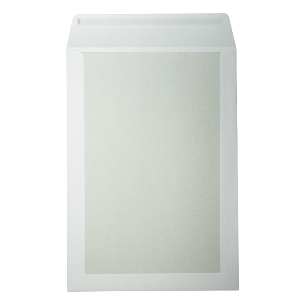 Een witte envelop is gecentreerd op een witte achtergrond. De envelop is rechthoekig met een flap aan de bovenkant. De binnenkant is lichter.
