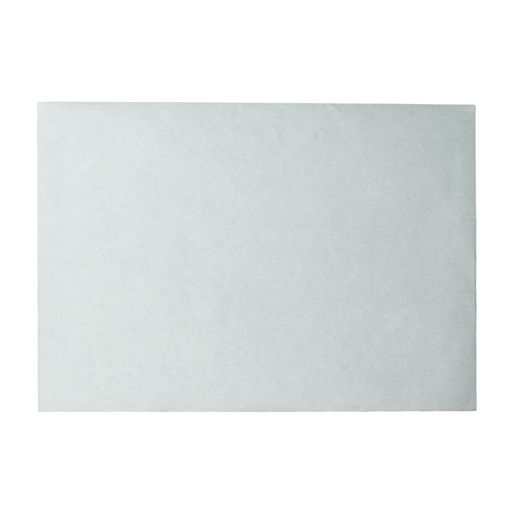 Een rechthoekig, lichtblauw papier tegen een witte achtergrond. Het papier is licht getextureerd.