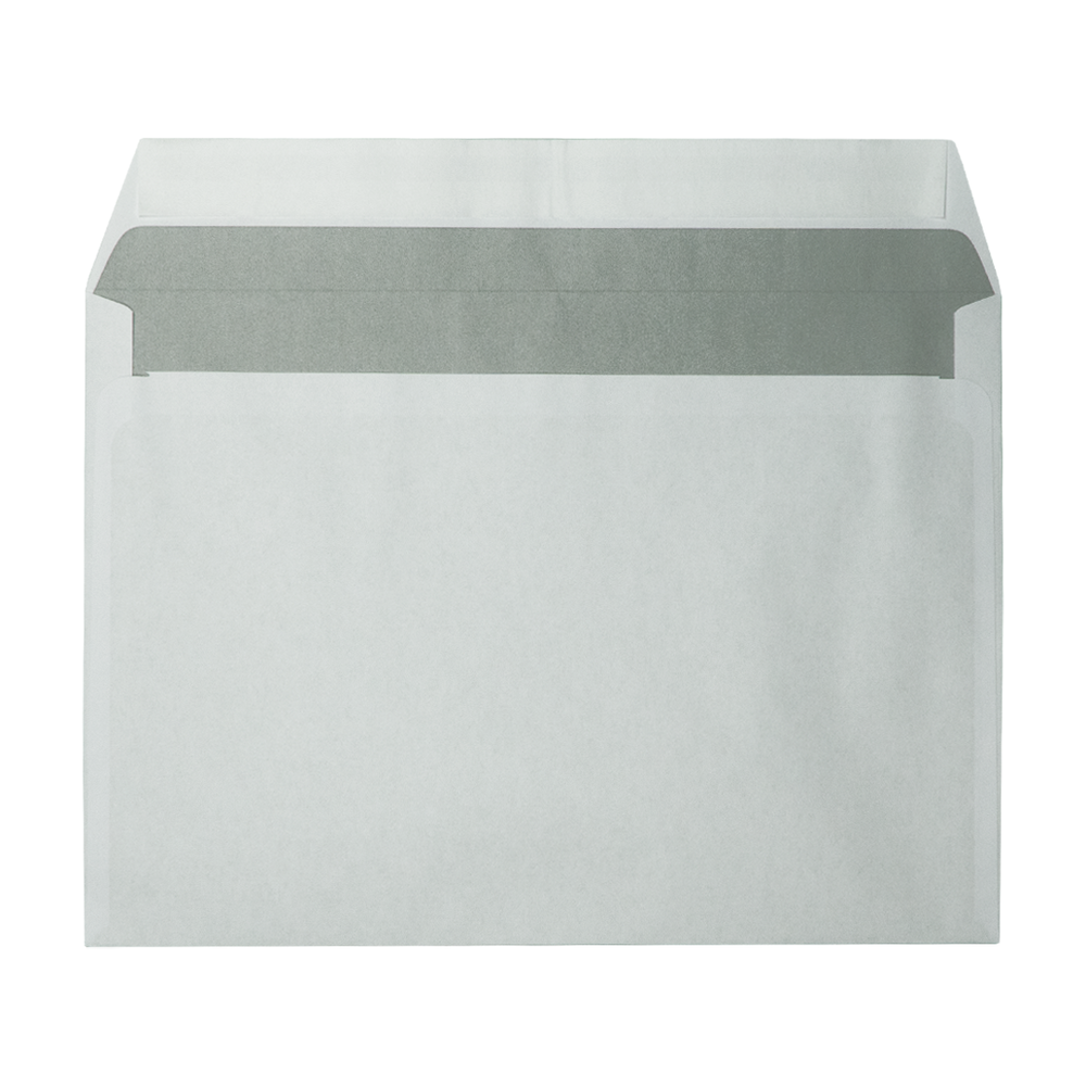 Een open, witte envelop met een grijze binnenkant zichtbaar. De envelop is geïsoleerd op een witte achtergrond, van voren bekeken.