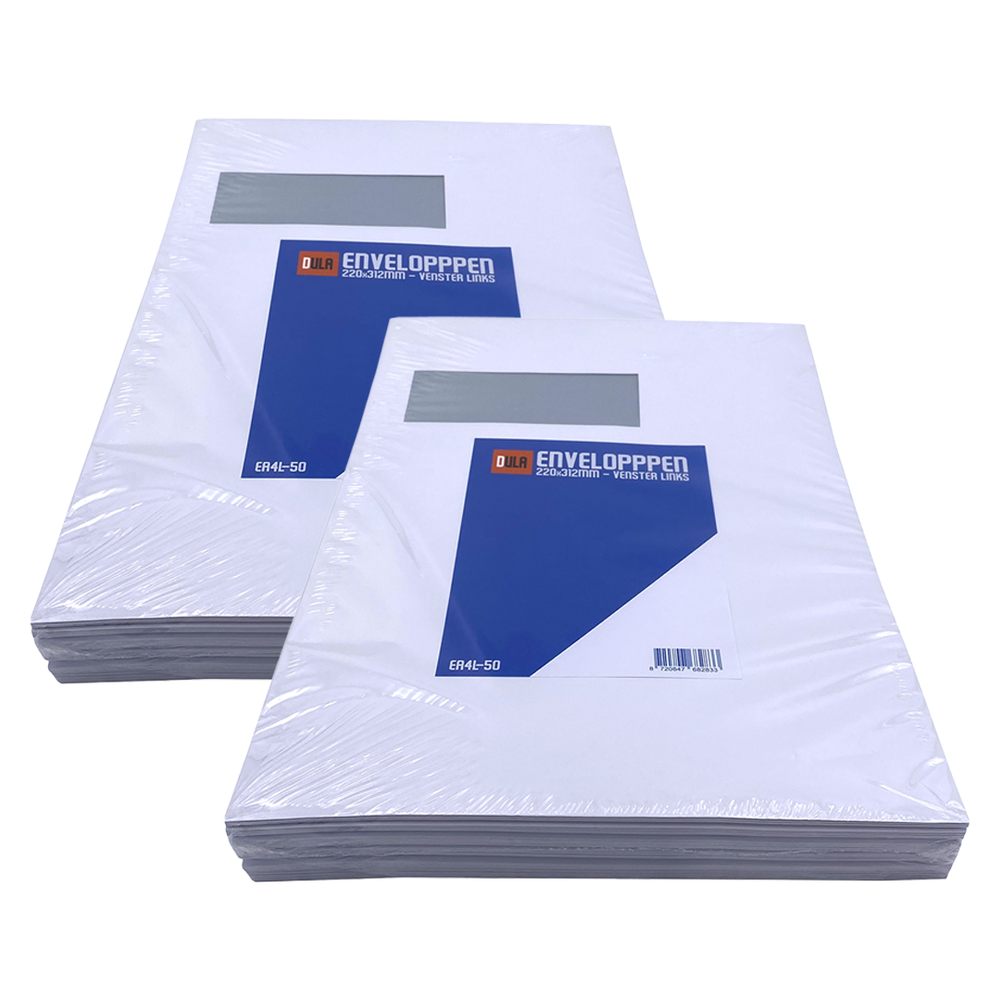 Twee stapels witte enveloppen, verpakt in plastic. Elke heeft een blauw label met tekst en een grijs venster. Het merk is DULA.