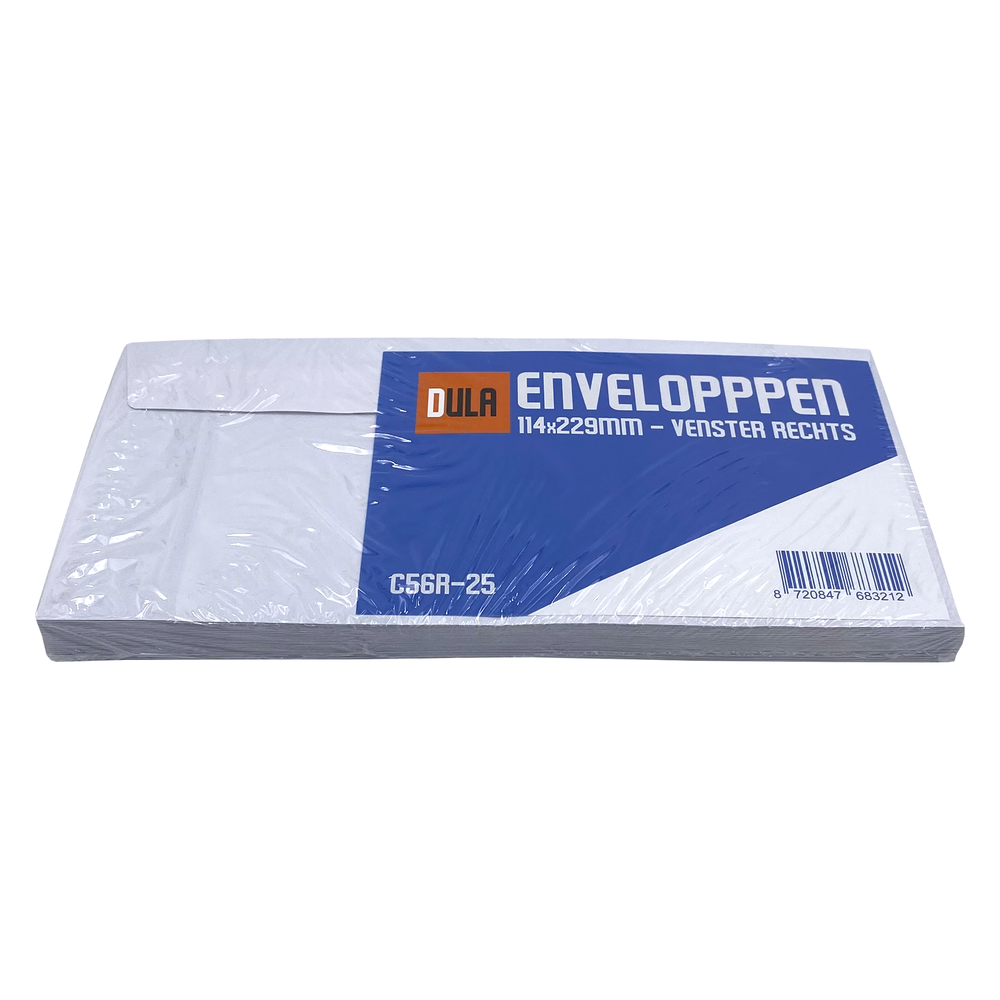 Een stapel witte enveloppen verpakt in plastic. Een blauw en wit label met 'DULA ENVELOPPEN'.