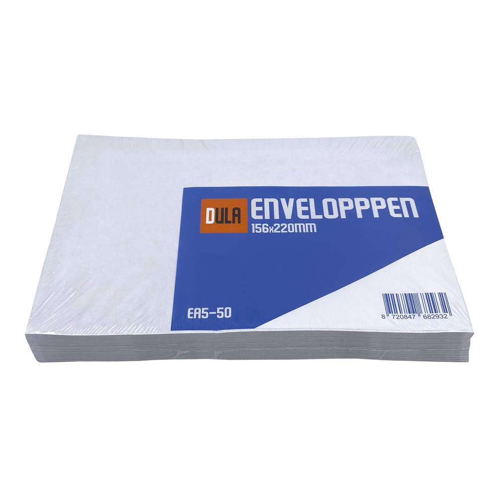 Een stapel witte papieren enveloppen. Het blauwe label zegt 'DULA ENVELOPPEN 156x220mm' en heeft een barcode. De plastic verpakking is zichtbaar.