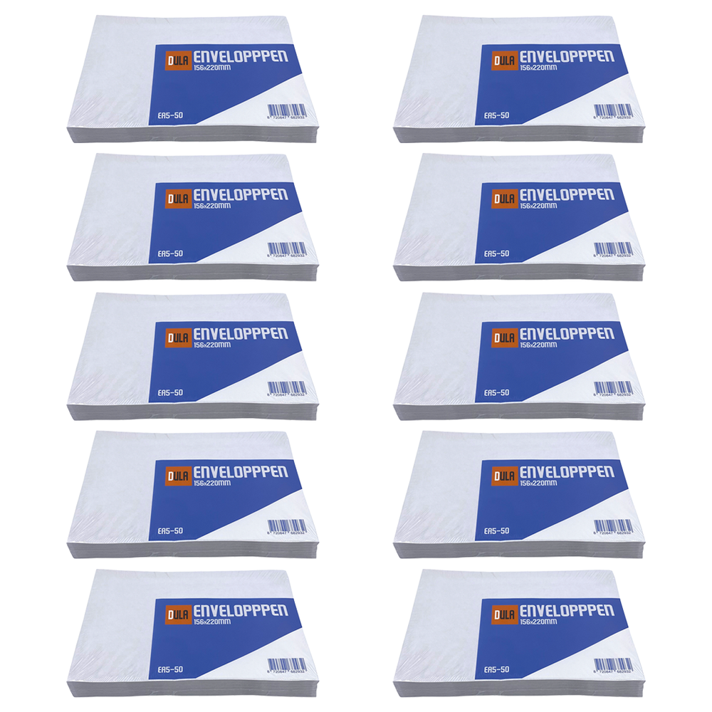Negen stapels witte papieren enveloppen. Elke stapel heeft een blauw en wit label met tekst en een barcode.