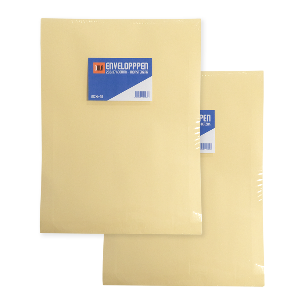 Twee beige enveloppen gestapeld. De bovenste heeft een label met 'DULA ENVELOPPPEN'. De achtergrond is wit.