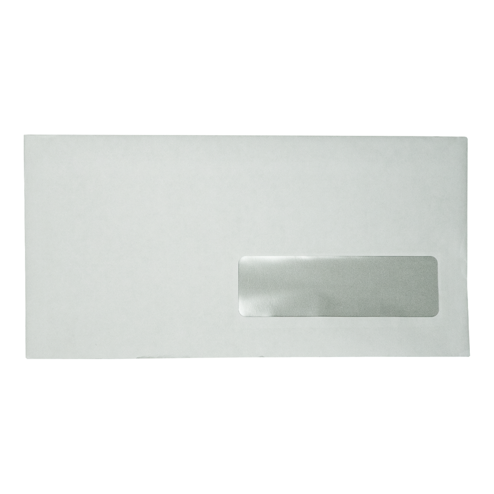 Een witte envelop met een rechthoekig venster. De envelop is leeg en ligt plat op een wit oppervlak.
