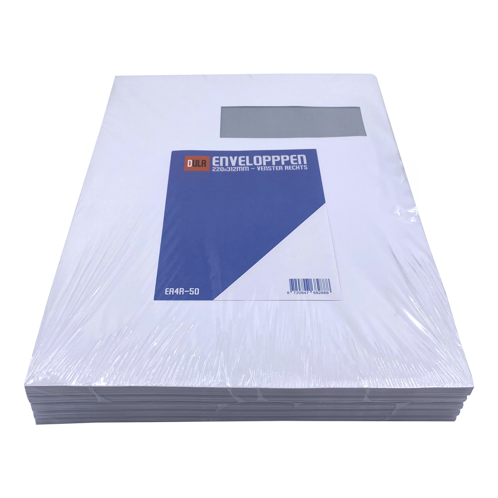 Een stapel witte enveloppen verpakt in plastic. Een label leest 'DULA ENVELOPPEN'. Het pakket is rechthoekig en heeft een venster.