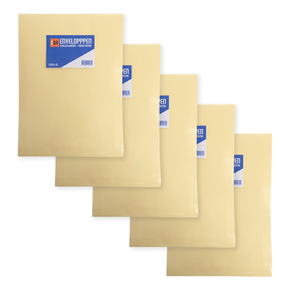 Vijf beige enveloppen zijn opgestapeld. De bovenste heeft een label met tekst. De enveloppen staan op een witte achtergrond, van bovenaf belicht.