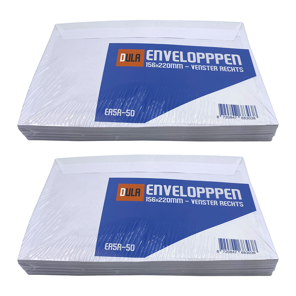 Twee stapels witte enveloppen, elk verpakt in plastic. Blauwe en oranje labels tonen tekst, inclusief 'ENVELOPPPEN'.